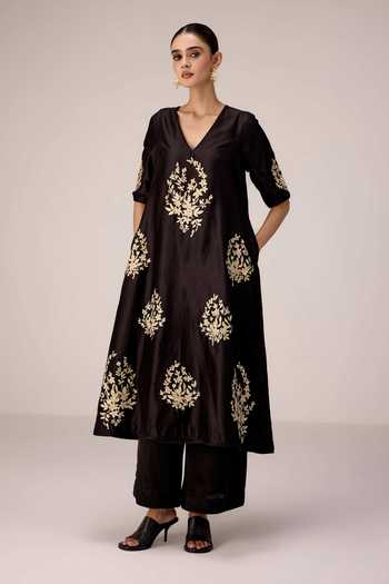 Shyam Narayan Prasad Black Georgette, Chanderi V-neck Applique Kurta Pant Set Online at Aza Fashions Shyam Narayan Prasad_Black Georgette, Chanderi V-neck Applique Kurta Pant Set _Online_at_Aza_Fashions