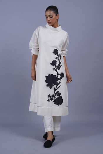 Taika By Poonam Bhagat_Ivory Chanderi Mandarin Collar Jasmine Placement Embroidered Kurta And Pant Set _Online_at_Aza_Fashions