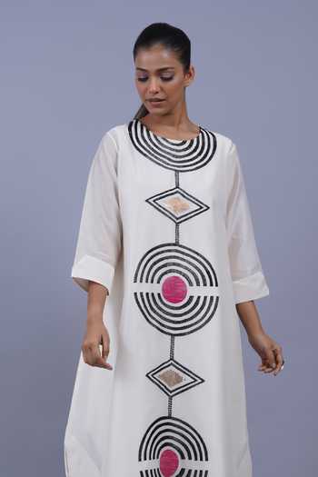 Taika By Poonam Bhagat_Ivory Chanderi Round Neck, Yes Cleopatra Embroidered Kurta And Pant Set _at_Aza_Fashions