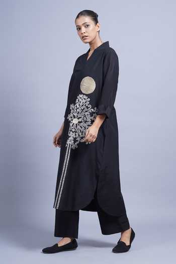 Taika By Poonam Bhagat_Black Chanderi V-neck, Yes Filigree Embroidered Kurta And Pant Set _Online_at_Aza_Fashions