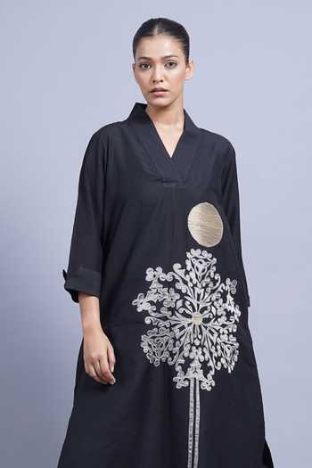 Taika By Poonam Bhagat_Black Chanderi V-neck, Yes Filigree Embroidered Kurta And Pant Set _at_Aza_Fashions