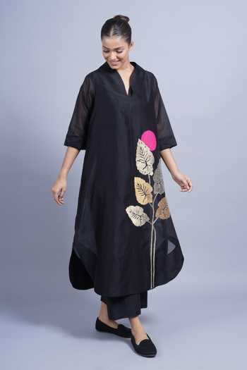 Taika By Poonam Bhagat_Black Chanderi V-neck Palm Placement Embroidered Kurta And Pant Set _Online_at_Aza_Fashions