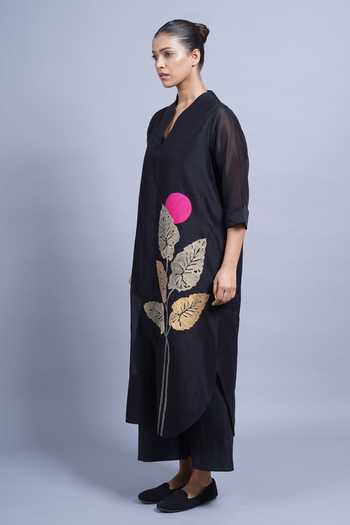 Taika By Poonam Bhagat_Black Chanderi V-neck Palm Placement Embroidered Kurta And Pant Set _at_Aza_Fashions