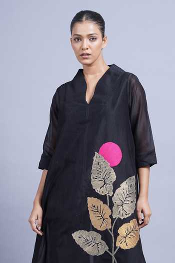 Buy_Taika By Poonam Bhagat_Black Chanderi V-neck Palm Placement Embroidered Kurta And Pant Set 