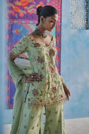 Buy_Show Shaa_Green Organza, Chanderi Sweetheart Neck, Yes Meher Embroidered Kurta Gharara Set _Online_at_Aza_Fashions