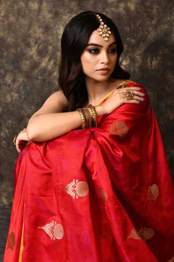 Vishwa By Pinki Sinha_Red Silk Tear Drop Woven Saree With Running Blouse _Online_at_Aza_Fashions