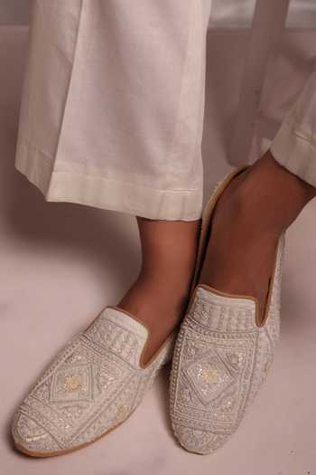 Paarsh_Ivory The Pearl Citadel Embroidered Juttis _Online_at_Aza_Fashions