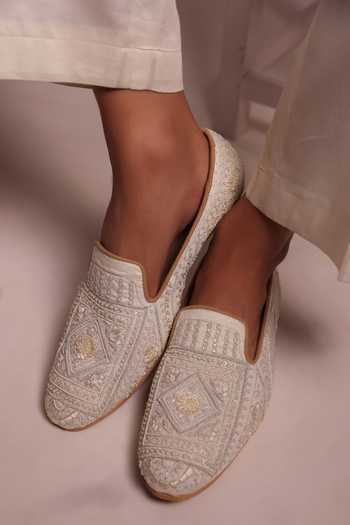 Buy_Paarsh_Ivory The Pearl Citadel Embroidered Juttis _Online_at_Aza_Fashions