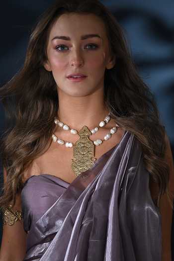 Anki Bunki Aditi Nandini Ornate Pendant Pearl Necklace 