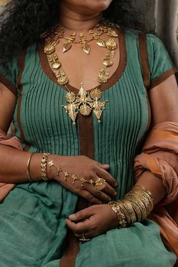 Anki Bunki Aditi Gold Plated Madera Cluster Carved Detailed Necklace Online at Aza Fashions Anki Bunki Aditi_Gold Plated Madera Cluster Carved Detailed Necklace _Online_at_Aza_Fashions