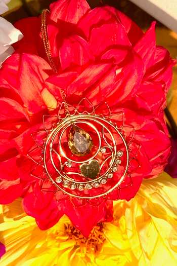 Ornamaas Geometric Sunburst Frame Maangtikka 