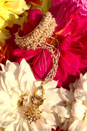 Buy Ornamaas White Jhalar Accents Pearl Hathphool - Single Pc Buy_Ornamaas_White Jhalar Accents Pearl Hathphool - Single Pc