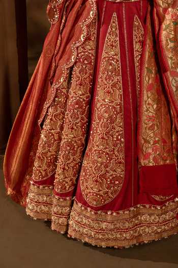 17:17 By Simmi Saboo Red Twill Sweetheart Neck Embroidered Bridal Lehenga Set Online at Aza Fashions 17:17 By Simmi Saboo_Red Twill Sweetheart Neck Embroidered Bridal Lehenga Set _Online_at_Aza_Fashions