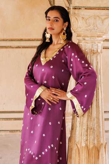 Bannhi By Priyanka Rathore Purple Satin, Bemberg V-neck Bandhani Pattern Kaftan Online at Aza Fashions Bannhi By Priyanka Rathore_Purple Satin, Bemberg V-neck Bandhani Pattern Kaftan _Online_at_Aza_Fashions