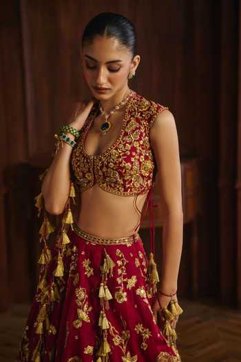 Mahima Mahajan_Red Silk Organza Round Neck Nooran Lehenga Set With Veil _Online_at_Aza_Fashions
