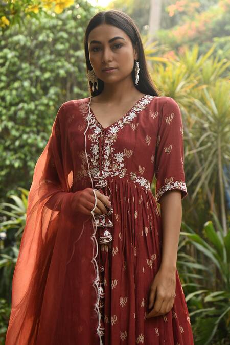 Shop Rekha Agra Orange Organza, Crinkled Cotton Satin V Neck Printed Anarkali Set Online at Aza Fashions Shop_Rekha Agra_Orange Organza, Crinkled Cotton Satin V Neck Printed Anarkali Set _Online_at_Aza_Fashions