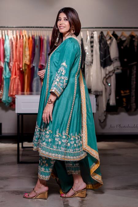 Shipraa Grover Floral Embroidered Kurta Set 