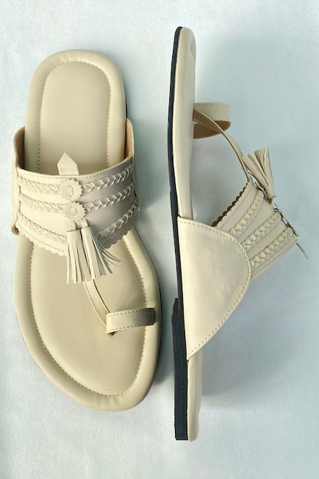 Shop_SCHON ZAPATO_Off White Toe Ring Kolhapuri _at_Aza_Fashions