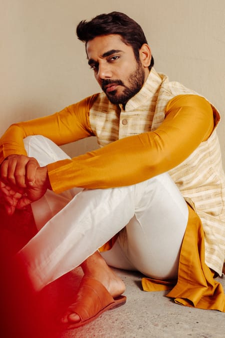 Shop Ankita Shahabadi Off White Silk Textured Bundi And Kurta Set at Aza Fashions Shop_Ankita Shahabadi_Off White Silk Textured Bundi And Kurta Set _at_Aza_Fashions