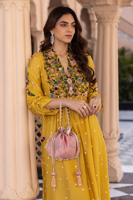 Shop Amyra Pink Pearls, Lace Kashi Banarasi Potli Bag at Aza Fashions Shop_Amyra_Pink Pearls, Lace Kashi Banarasi Potli Bag _at_Aza_Fashions