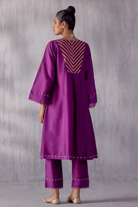 Shop Amisha Kothari Purple Chanderi , Organza Embroidery V-neck Nargis Neckline Kurta Set at Aza Fashions Shop_Amisha Kothari_Purple Chanderi , Organza Embroidery V-neck Nargis Neckline Kurta Set _at_Aza_Fashions