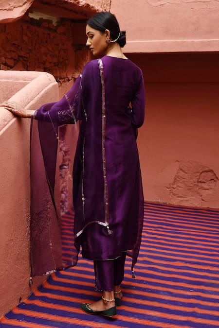 Deep Thee_Purple Chanderi, Organza Embroidery V-neck Kurta Set _Online_at_Aza_Fashions