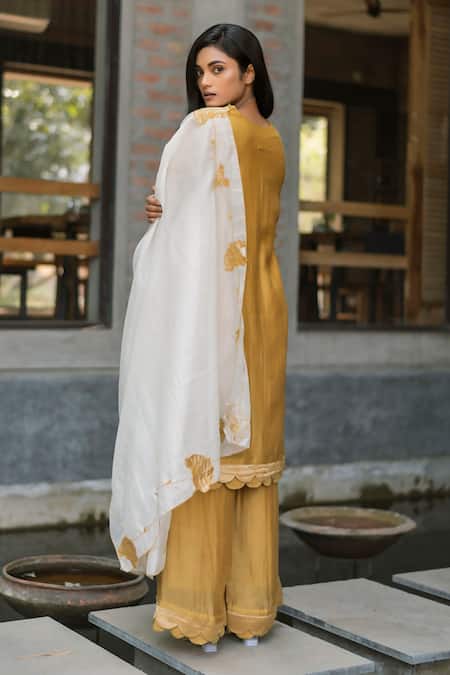 Shop_Vaani Beswal_Yellow Chanderi Embroidery Split V-neck Sadia Scalloped Border Kurta And Pant Set _at_Aza_Fashions
