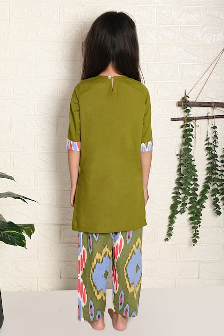Shop THE COTTON STAPLE Green Cotton Tassels Thea Straight Kurta And Pant Set at Aza Fashions Shop_THE COTTON STAPLE_Green Cotton Tassels Thea Straight Kurta And Pant Set _at_Aza_Fashions