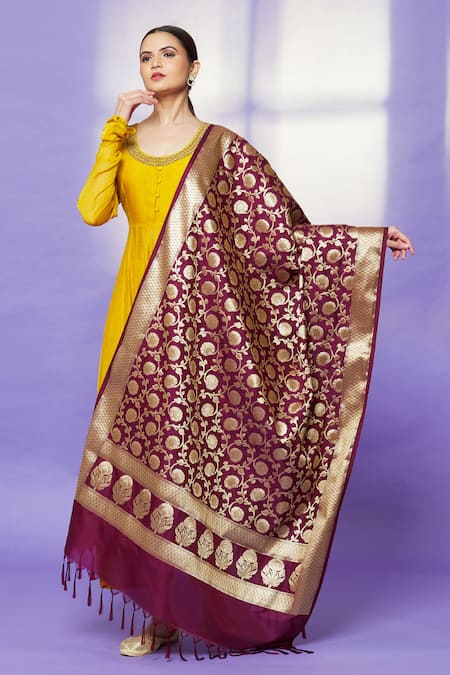 Shop Naintara Bajaj Wine Brocade Zari, Fringe Banarasi Art Silk Floral Pattern Dupatta at Aza Fashions Shop_Naintara Bajaj_Wine Brocade Zari, Fringe Banarasi Art Silk Floral Pattern Dupatta _at_Aza_Fashions
