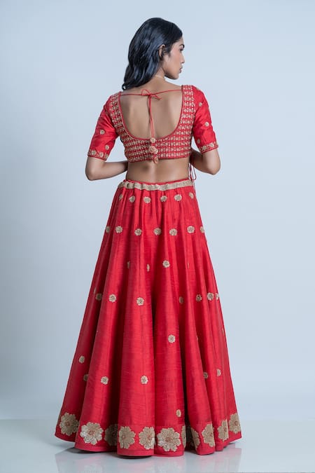Shop Nautanky Red Silk, Organza Embroidery V-neck Raw Floral Bridal Lehenga Set at Aza Fashions Shop_Nautanky_Red Silk, Organza Embroidery V-neck Raw Floral Bridal Lehenga Set _at_Aza_Fashions