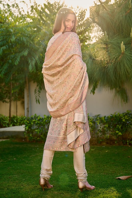 Shop Safaa Beige Velvet, Silk Gota Patti, Rukhsaar Kantha Pattern Woven Kurta Set at Aza Fashions Shop_Safaa_Beige Velvet, Silk Gota Patti, Rukhsaar Kantha Pattern Woven Kurta Set _at_Aza_Fashions