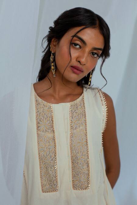 Latha Puttanna White Hand Woven Cotton Floral Motifs Round Indu Tunic at Aza Fashions Latha Puttanna_White Hand Woven Cotton Floral Motifs Round Indu Tunic _at_Aza_Fashions