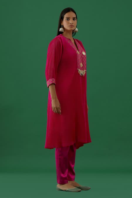 Shop 5elements Pink Pleated Polyester Mix Embellishment Brooch Notched Tunic at Aza Fashions Shop_5elements_Pink Pleated Polyester Mix Embellishment Brooch Notched Tunic _at_Aza_Fashions