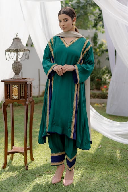 Shop_Daljit Sudan_Green Phiran Kurta And Pant Crepe & Dupatta Georgette Neckline Embroidered Set _at_Aza_Fashions