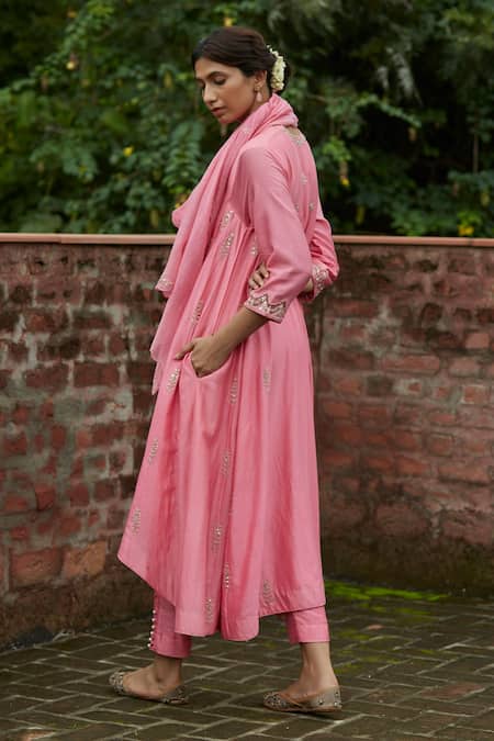 Shop Vashisht Guru Dutt Pink Handloom Chanderi And Raw Silk Floral, & Bead Embellished High Low Kurta Set at Aza Fashions Shop_Vashisht Guru Dutt_Pink Handloom Chanderi And Raw Silk Floral, & Bead Embellished High Low Kurta Set _at_Aza_Fashions