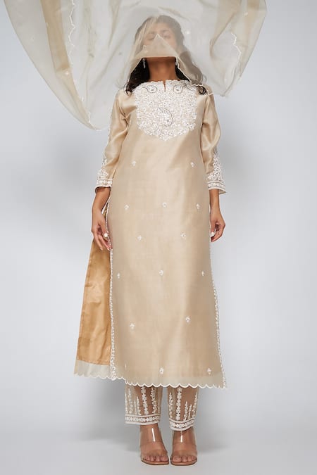 Shop Asaga Beige Chanderi, Muslin, Organza Embroidery V-neck Zoey Floral Kurta Set at Aza Fashions Shop_Asaga_Beige Chanderi, Muslin, Organza Embroidery V-neck Zoey Floral Kurta Set _at_Aza_Fashions