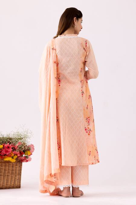 Shop Abbaran Peach Cotton Embroidery, Lace V-neck Floral Print Kurta Set at Aza Fashions Shop_Abbaran_Peach Cotton Embroidery, Lace V-neck Floral Print Kurta Set_at_Aza_Fashions