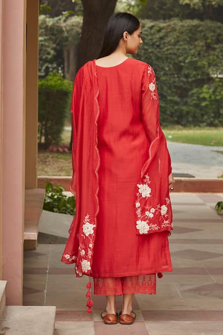 Shop_Vaayu_Red Muslin Cotton Floral Round Applique Kurta Set _at_Aza_Fashions