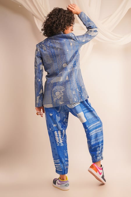 Shop Jajaabor Blue Silk Chanderi Embroidery Zari Shawl Collar Quilted Jacket And Joggers Set at Aza Fashions Shop_Jajaabor_Blue Silk Chanderi Embroidery Zari Shawl Collar Quilted Jacket And Joggers Set _at_Aza_Fashions