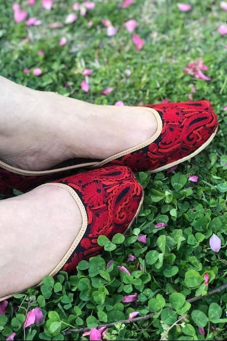 Shop Cilwana Studio Black Embroidered Paisley Pattern Juttis at Aza Fashions Shop_Cilwana Studio_Black Embroidered Paisley Pattern Juttis _at_Aza_Fashions