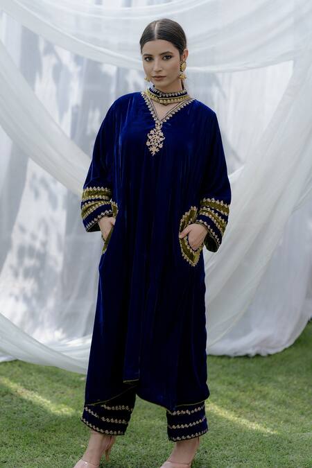 Shop Daljit Sudan Cream Velvet Kashmiri Tilla Aari V Neck Phiran Kurta And Pant Set at Aza Fashions Shop_Daljit Sudan_Cream Velvet Kashmiri Tilla Aari V Neck Phiran Kurta And Pant Set_at_Aza_Fashions