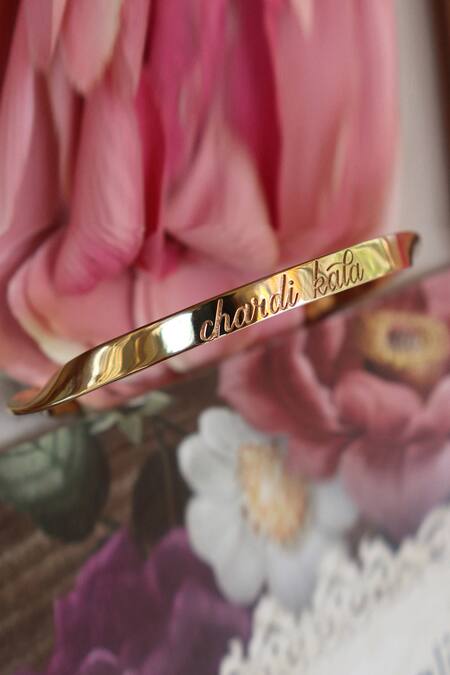 Shop Eina Ahluwalia Gold Plated Carved Nirbhau Nirvair And Chardi Kala Bangle at Aza Fashions Shop_Eina Ahluwalia_Gold Plated Carved Nirbhau Nirvair And Chardi Kala Bangle_at_Aza_Fashions