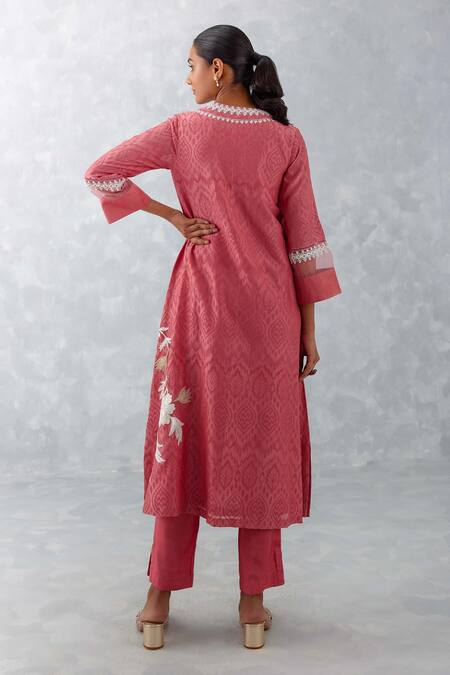 Shop_Devnaagri_Pink Silk Chanderi Embroidered Thread And Floral Pattern V Neck Straight Kurta Set _at_Aza_Fashions