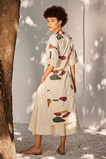 Shop Kharakapas Cream Cotton V-neck Lost Floral Pattern Kurta And Pant Co-ord Set at Aza Fashions Shop_Kharakapas_Cream Cotton V-neck Lost Floral Pattern Kurta And Pant Co-ord Set _at_Aza_Fashions