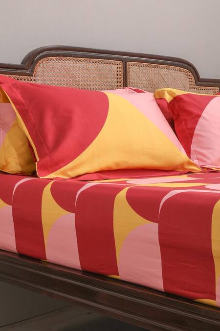 Shop Kyoona Red 100% Cotton, Satin Weave Scallop Pattern The Echo Bedcover Set at Aza Fashions Shop_Kyoona_Red 100% Cotton, Satin Weave Scallop Pattern The Echo Bedcover Set_at_Aza_Fashions
