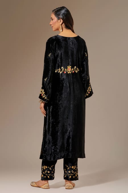 Anantaa By Roohi Velvet Floral Embroidered Placement Kurta 