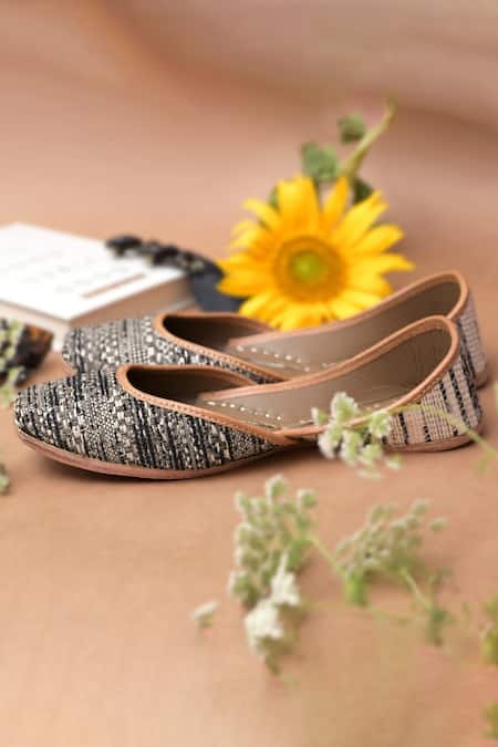 Coral Haze Parisian Woven Juttis 