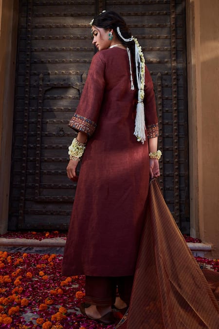 Kritika Dawar Thread & Mirror Embroidered Kurta Pant Set 