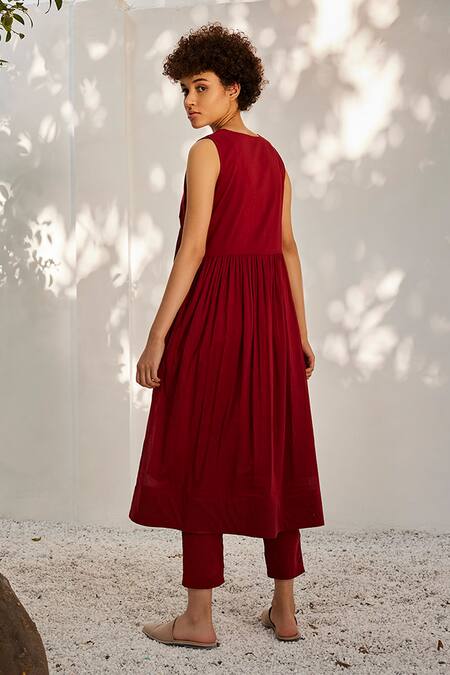 Shop Kharakapas Red V-neck Brick Mulmul Cotton Tunic And Trouser Set at Aza Fashions Shop_Kharakapas_Red V-neck Brick Mulmul Cotton Tunic And Trouser Set_at_Aza_Fashions