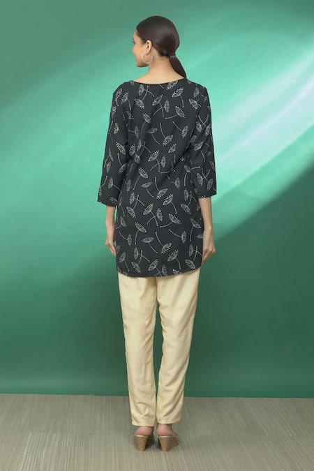 Shop Samyukta Singhania Black Flower Print Short Tunic at Aza Fashions Shop_Samyukta Singhania_Black Flower Print Short Tunic _at_Aza_Fashions